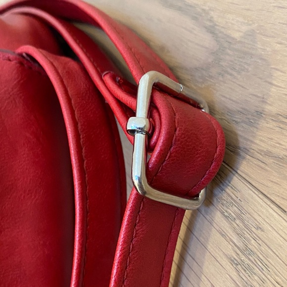 Roots Cherry Red Leather Crossbody Bag - Picture 4 of 10